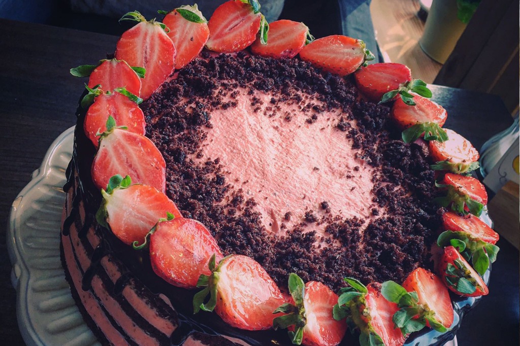 Erdbeer-Schoko-Torte mit Schoko-oder Hellem Biskuit - Zuckero
