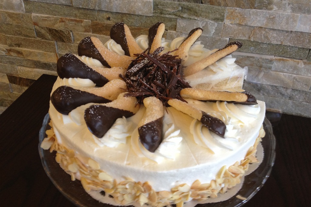 Malakoff-Torte mit Mandel-Rum-Vanillecreme und Biskotten - Zuckero